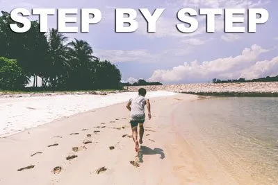 Mann läuft am Strand mit dem Schriftzug Step by Step als Symbol für die Amazon FBA Kurs Anleitung