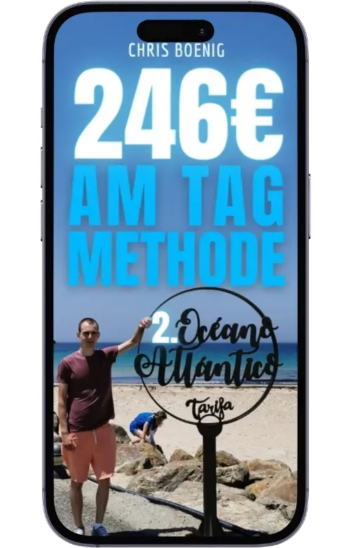 Cover der 246€ am Tag Methode von Chris Boenig im Smartphone-Rahmen, darunter ein Foto von ihm am Meer