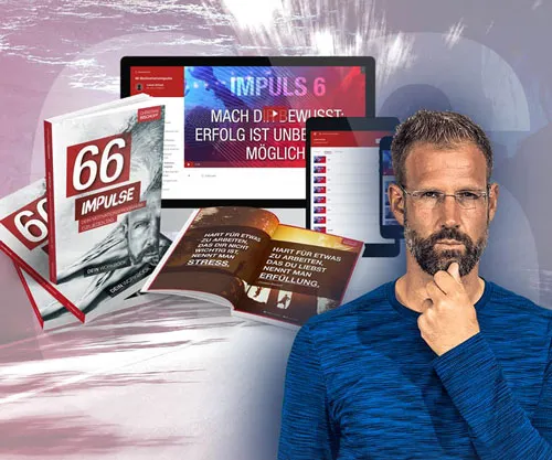 Christian Bischoff neben Büchern, Workbook und Bildschirmen mit dem Programm 66 Impulse