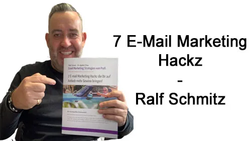 Ralf Schmitz hält den PDF-Report 7 E-Mail Marketing Hackz neben dem Schriftzug 7 E-Mail Marketing Hackz – Ralf Schmitz