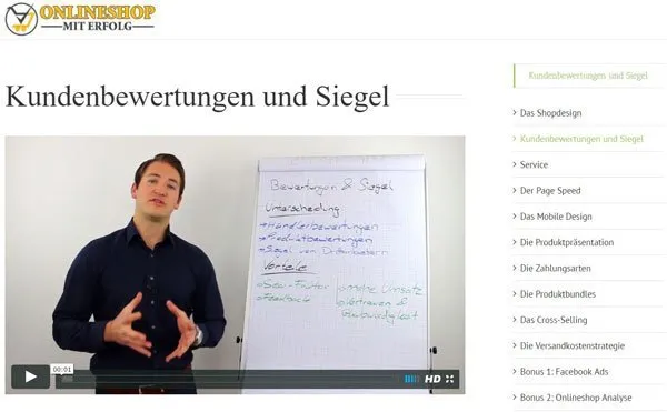 Ben Schneider erklärt in der Onlineshop Umsatzrakete Kundenbewertungen und Siegel am Flipchart