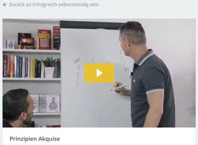 Dirk Kreuter erklärt am Whiteboard die Prinzipien der Akquise im Kurs Erfolgreich selbstständig sein