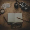 Cover des Online Kurses Erfolgreich selbstständig sein mit Notizbuch, Kamera und Lupe