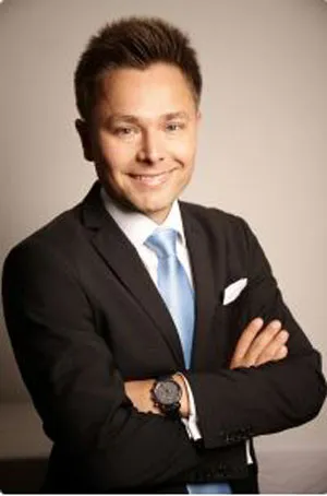 Porträt von Maxim Mankevich, Kursautor des Psychologiemaster, im Anzug mit verschränkten Armen