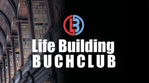 Logo des Life Building Buchclub vor einer Bibliothek