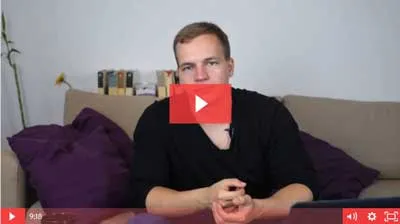 Alexander Wahler auf dem Sofa in einem Video aus dem Social Skills Kurs Social Mastery