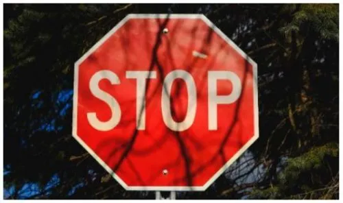 Rotes Stoppschild als Symbol für das Kapitel Die Frau stoppen im Flirtformel Kurs