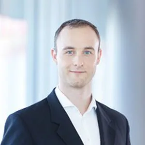 Porträt von Toni Frisch, Mitgründer des Digital Marketing Kurs DIGIMAKU