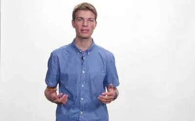Nico Serapins von Tutorialcenter erklärt im YouTube Kurs YouTube Formel vor weißem Hintergrund
