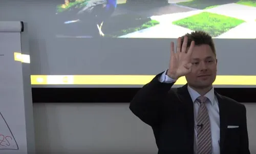 Maxim Mankevich hebt im Live-Seminar der Akademie Köpfe der Genies die Hand