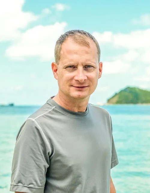 Porträt von Alex Fischer, dem Macher des Dividenden Alarm, am Meer