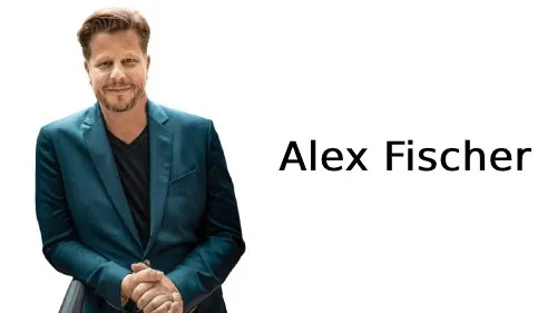 Alex Düsseldorf Fischer im grünen Sakko neben dem Schriftzug Alex Fischer