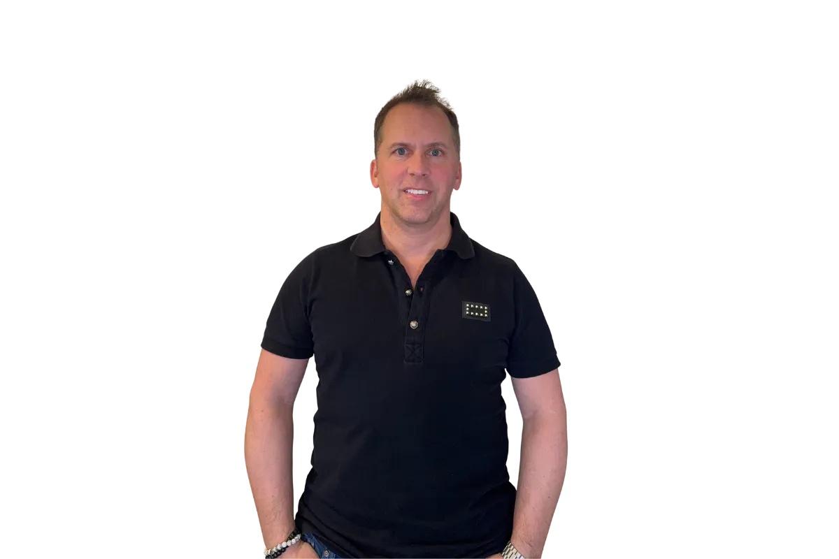 Alexander Sinnreich im schwarzen Poloshirt vor weißem Hintergrund
