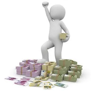 Figur auf einem Stapel Geldscheinen als Symbol für Startkapital und Produkt Launch im Amazon FBA Kurs