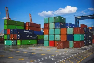 Gestapelte Schiffscontainer im Hafen als Symbol für den Import von Amazon FBA Produkten