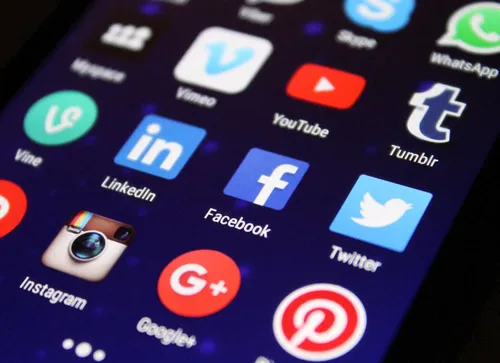 Smartphone-Display mit Social-Media-Apps wie Facebook, Instagram, YouTube und Twitter