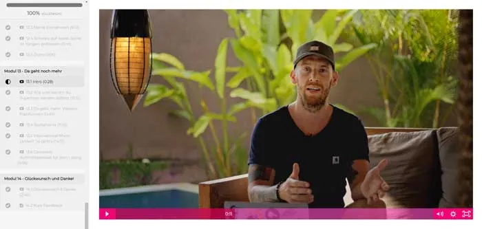 Bastian Barami erklärt in einem Video aus Modul 13 des AirBnB Kurses den Ausbau des Business