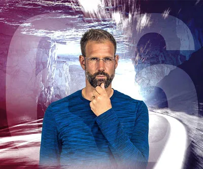 Christian Bischoff im blauen Pullover mit der Hand am Kinn vor der Zahl 66