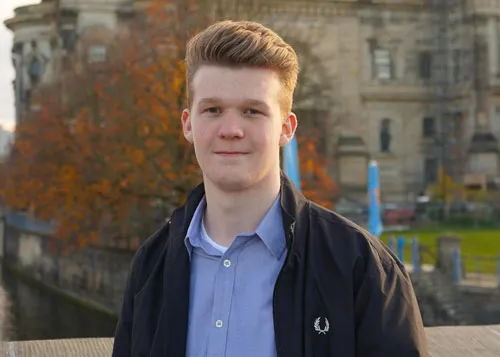 Christoph Filgertshofer (ChrisFil), Gründer des eComBuilder, vor einem historischen Gebäude im Herbst