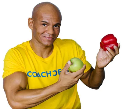 Coach Cecil heute im gelben T-Shirt mit einem Apfel und einer Paprika in den Händen
