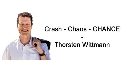 Thorsten Wittmann im weißen Hemd neben dem Schriftzug Crash - Chaos - CHANCE – Thorsten Wittmann