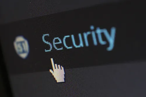 Bildschirm mit dem Wort Security und einem Mauszeiger als Symbol für Cyber-Security