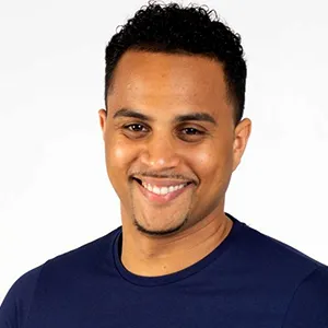 Porträt des lächelnden Online-Marketers Cyril Obeng im dunkelblauen T-Shirt