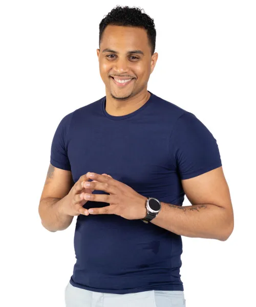 Cyril Obeng im dunkelblauen T-Shirt mit aneinandergelegten Fingern vor weißem Hintergrund