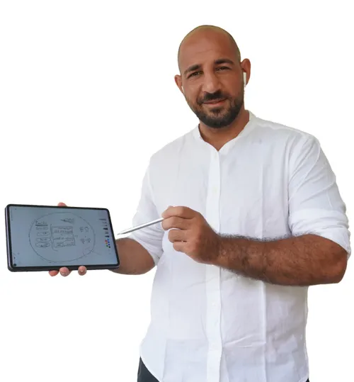 Darek Shabany im weißen Hemd hält ein Tablet mit Stift in der Hand