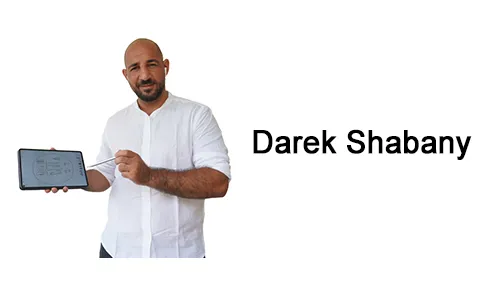 Darek Shabany im weißen Hemd mit Tablet und Stift neben dem Schriftzug Darek Shabany