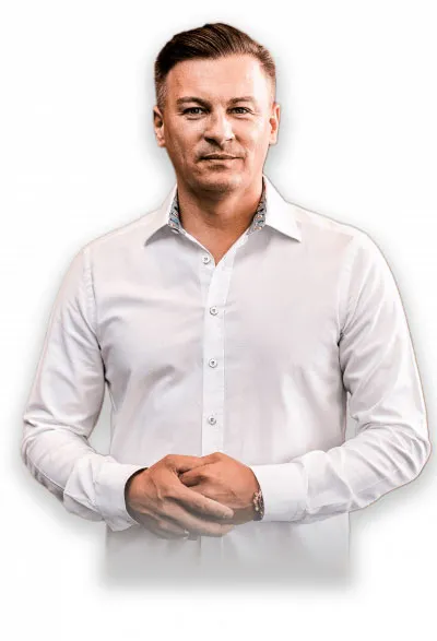 Dawid Przybylski im weißen Hemd mit verschränkten Händen