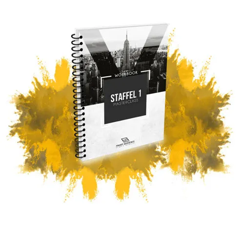 Spiralgebundenes Workbook der MasterClass Staffel 1 vor gelbem Farbspritzer