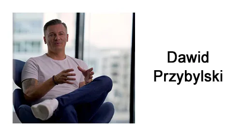 Dawid Przybylski sitzt gestikulierend im Sessel neben dem Schriftzug Dawid Przybylski