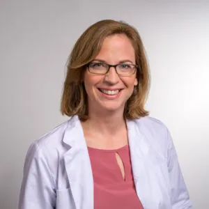 Porträt der Hautärztin Dr.med. Julia Lämmerhirt im weißen Kittel