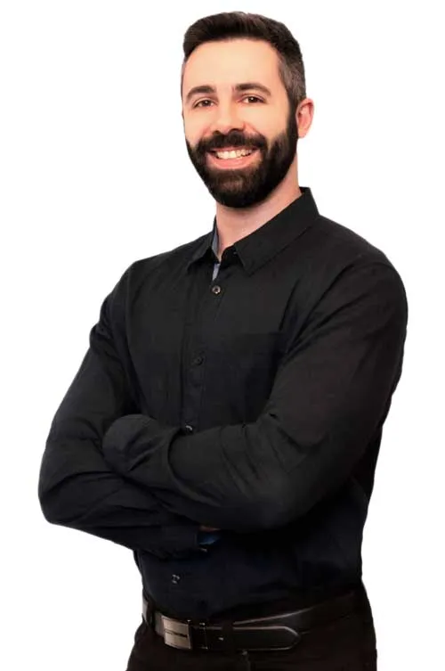 Online Unternehmer Eric Hüther im schwarzen Hemd mit verschränkten Armen