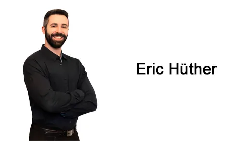 Eric Hüther im schwarzen Hemd mit verschränkten Armen neben dem Schriftzug Eric Hüther