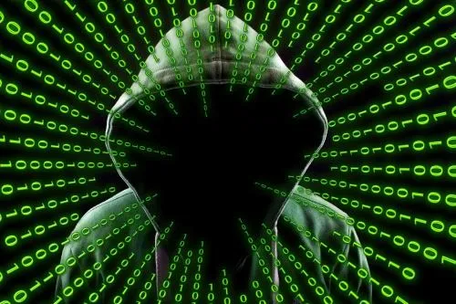 Hacker mit Kapuze vor einem Tunnel aus grünem Binärcode