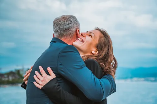 Glückliches Paar umarmt sich am Wasser – wieder mit dem Ex zusammen