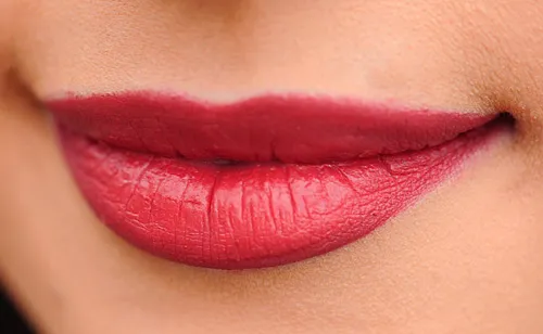 Nahaufnahme roter Lippen als Beispiel für das Mund-Lesen im Face Master