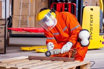 Arbeiter mit Schutzausrüstung in einer Werkstatt als Symbol für Hersteller in der FBA Seller Academy