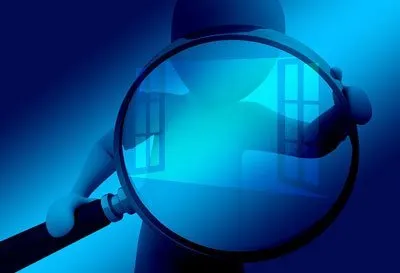 Lupe vor blauem Hintergrund als Symbol für die Produktrecherche in der FBA Seller Academy von Lukas Mankow