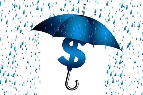 Blauer Regenschirm mit Dollarzeichen im Regen als Symbol für den Schutz des Geldwerts