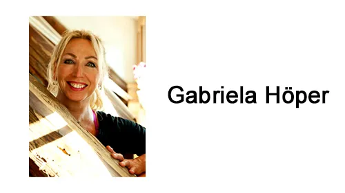 Lächelnde Gabriela Höper an einem Holzfenster neben dem Schriftzug Gabriela Höper
