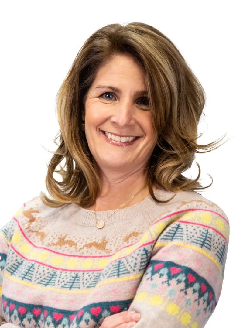 Hebamme Nadine Beermann in hellem Strickpullover, Porträt im Hochformat