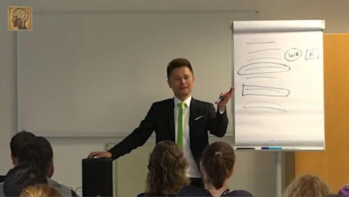 Maxim Mankevich erklärt im Energiemaster Seminar die Geheimnisse der Hundertjährigen am Flipchart