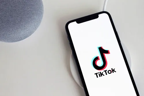 Smartphone mit geöffnetem TikTok-Logo als Symbol für die TikTok-Strategie der Geldmaschine 3.0