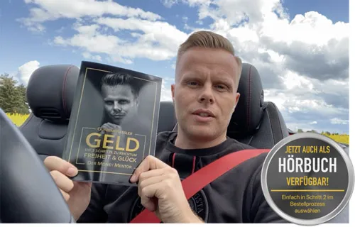 Gunnar Kessler hält im Cabrio sein Buch GELD in die Kamera, daneben ein Hinweis auf das Hörbuch