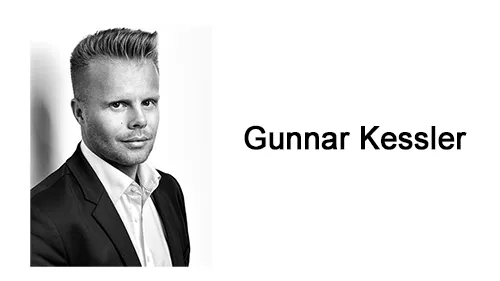 Schwarz-weißes Porträt von Gunnar Kessler im Sakko neben dem Schriftzug Gunnar Kessler