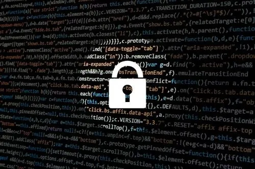 Programmcode im Hintergrund mit einem weißen Vorhängeschloss als Symbol für Ethical Hacking
