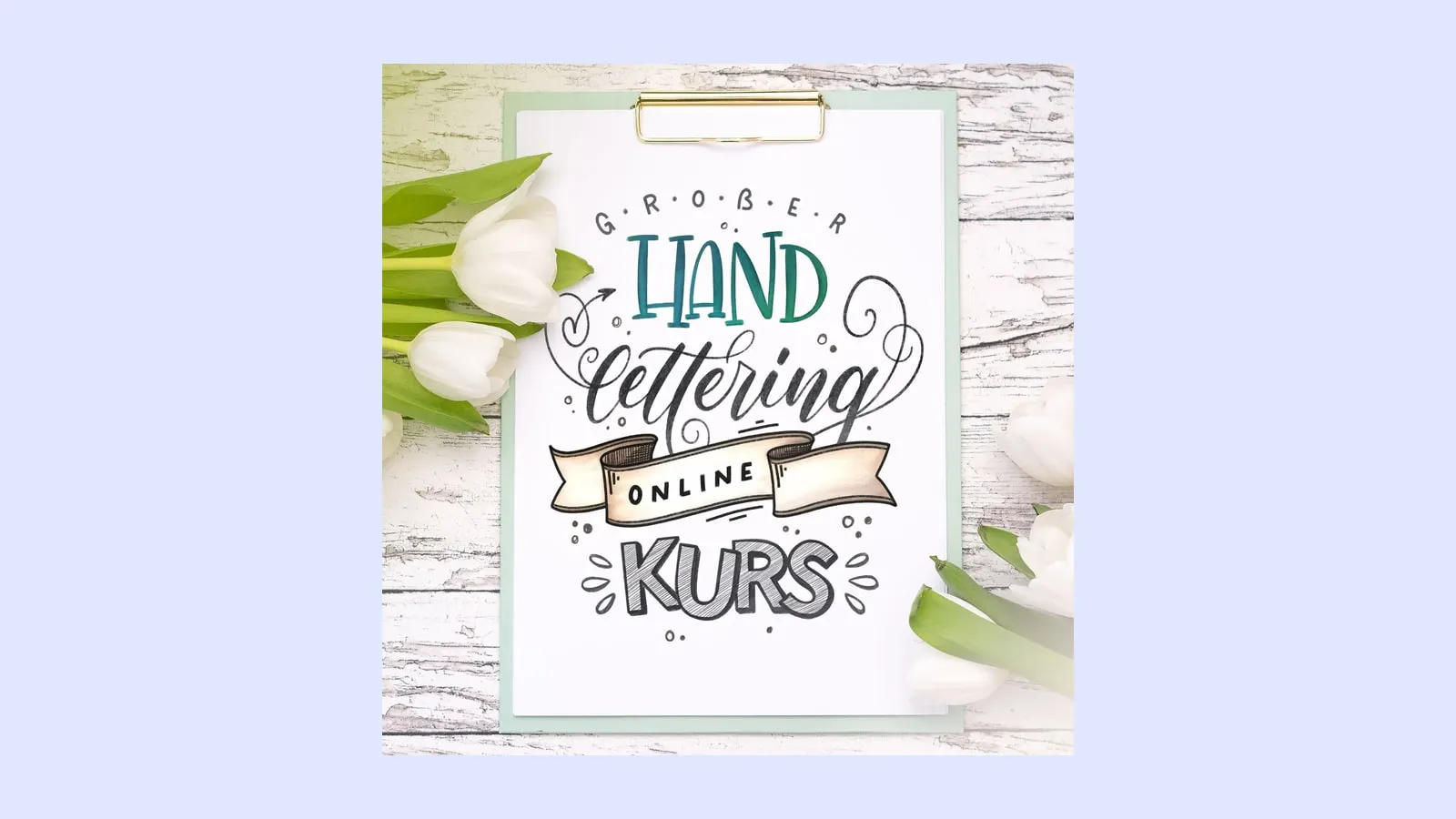 Handgeletterter Schriftzug Großer Handlettering Online Kurs auf einem Klemmbrett zwischen weißen Tulpen